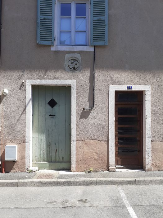 façade sur rue, portes d’accès