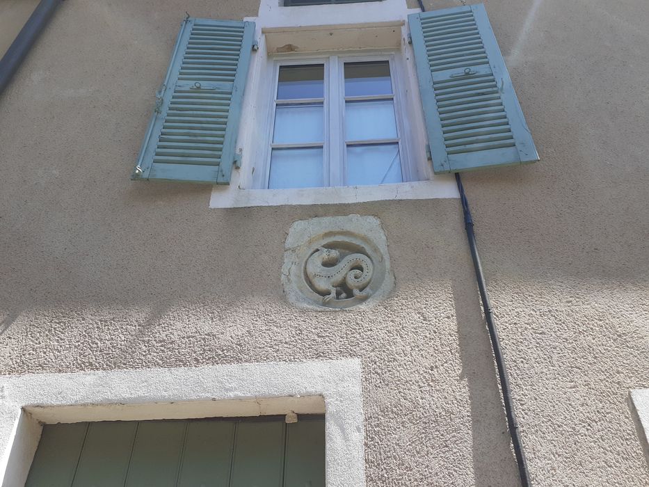 façade sur rue, détail d’un bas-relief réutilisé