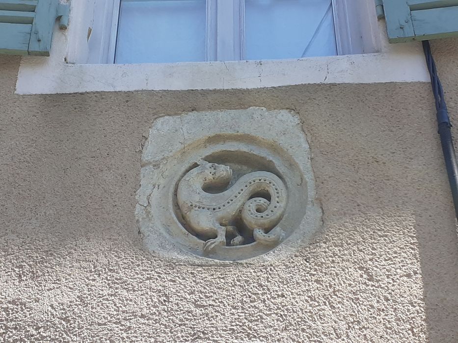 façade sur rue, détail d’un bas-relief réutilisé