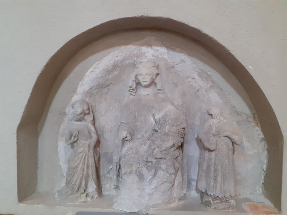 bas-relief : la Vierge à l'Enfant accompagnée d'anges