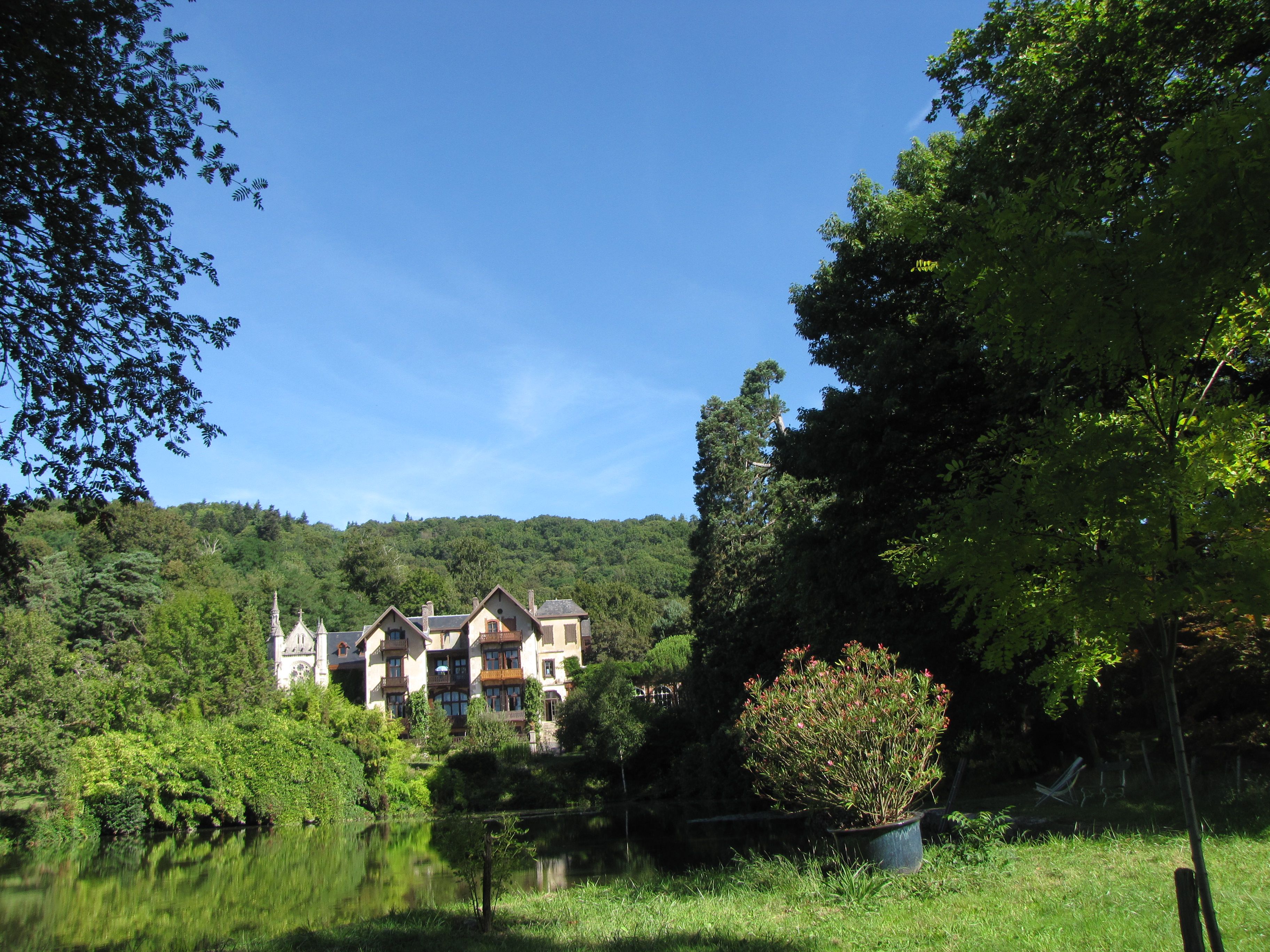 vue générale des bâtiments dans leur environnement depuis le Sud