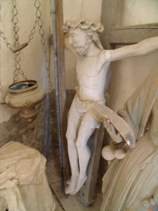 statue : Christ en croix