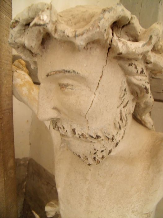 statue : Christ en croix, détail