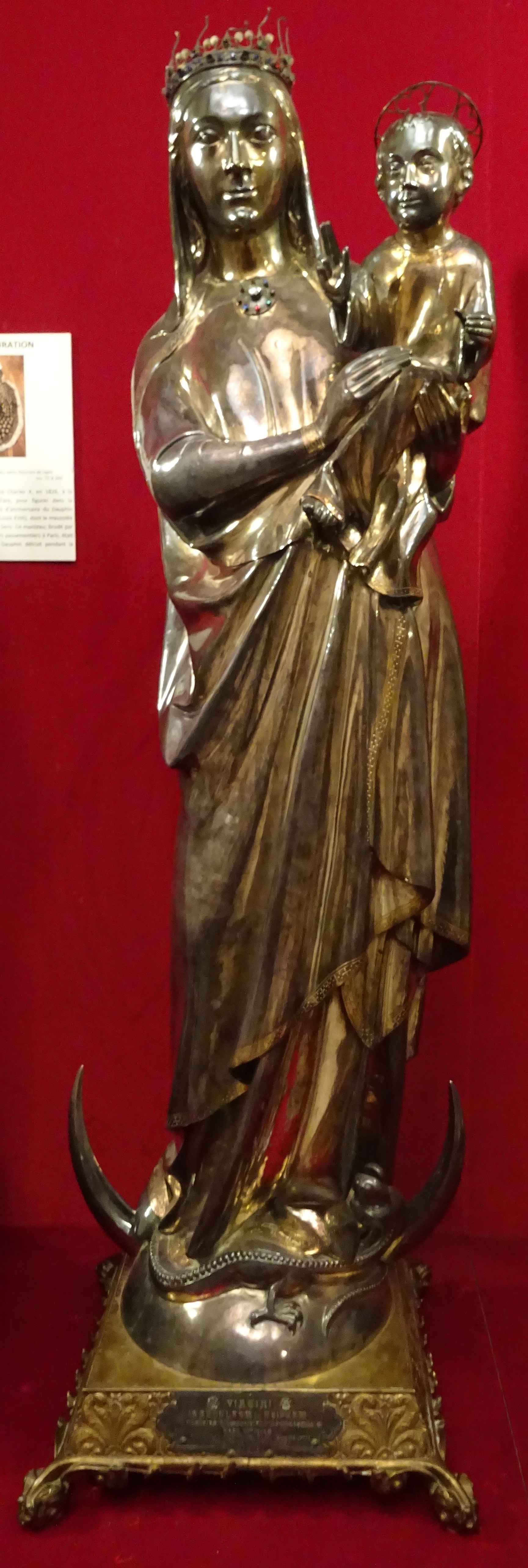 statue : Vierge à l'enfant - © Ministère de la Culture (France), Direction Régionale des Affaires Culturelles de Bourgogne-Franche-Comté – Tous droits réservés