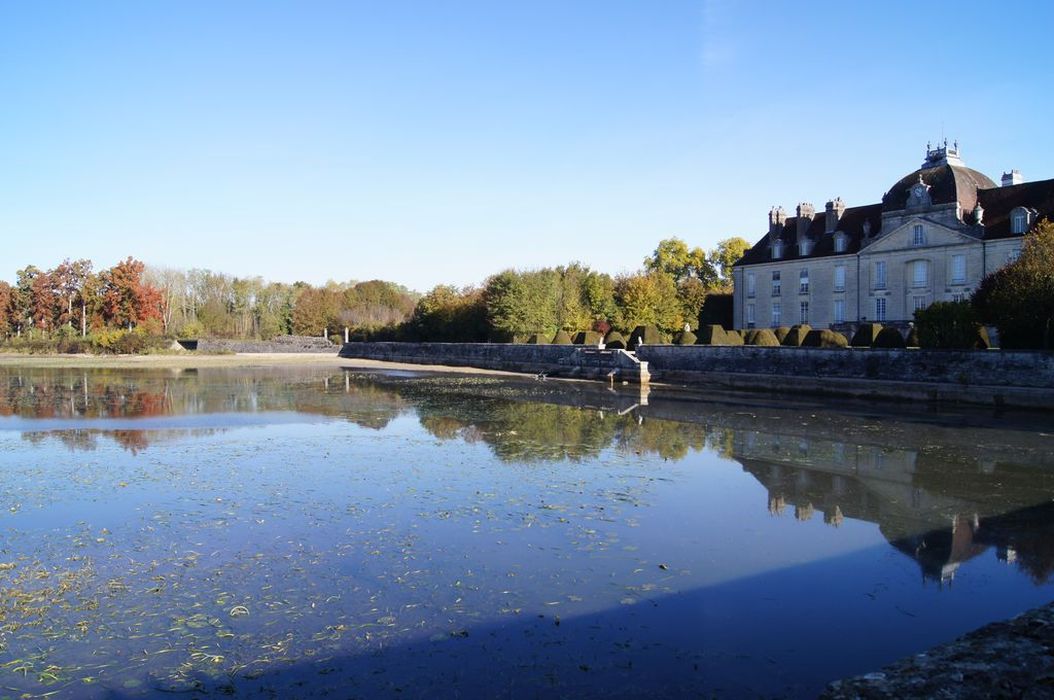 vue partielle du château dans son environnement depuis le Sud-Ouest