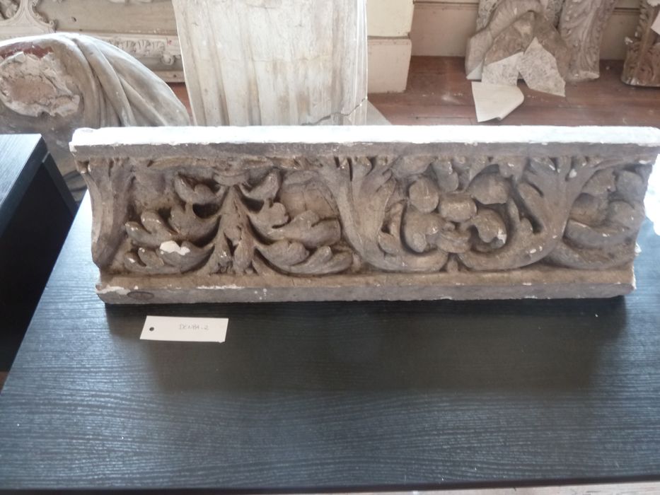 élément d'architecture : Palmette et culots - © Ministère de la Culture (France), Direction Régionale des Affaires Culturelles de Bourgogne-Franche-Comté – Tous droits réservés