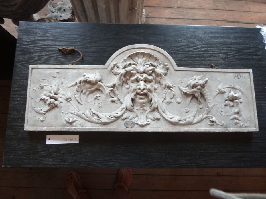 bas-relief : Panneau ornemental - © Ministère de la Culture (France), Direction Régionale des Affaires Culturelles de Bourgogne-Franche-Comté – Tous droits réservés