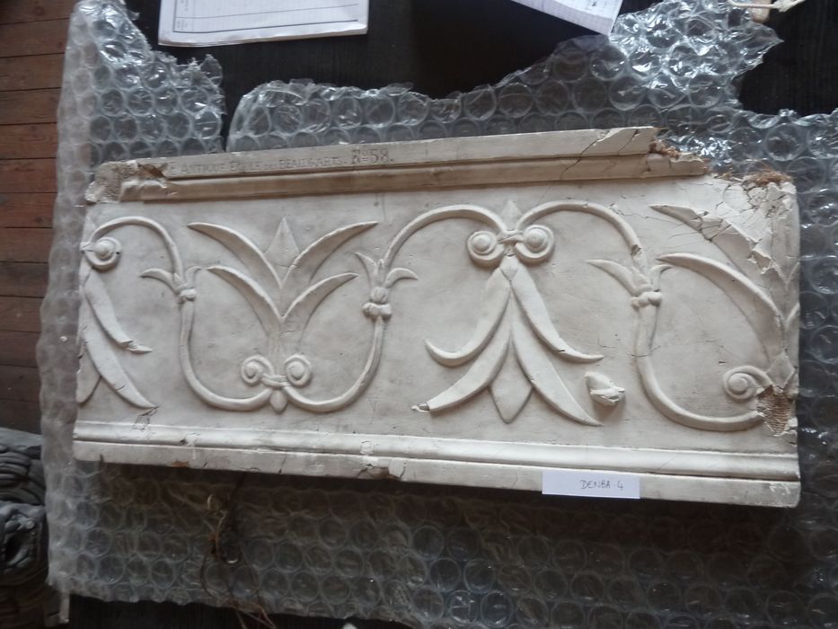 bas-relief : Frise - © Ministère de la Culture (France), Direction Régionale des Affaires Culturelles de Bourgogne-Franche-Comté – Tous droits réservés