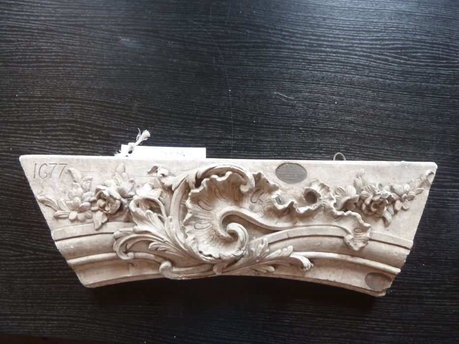 bas-relief : Ornementation - © Ministère de la Culture (France), Direction Régionale des Affaires Culturelles de Bourgogne-Franche-Comté – Tous droits réservés