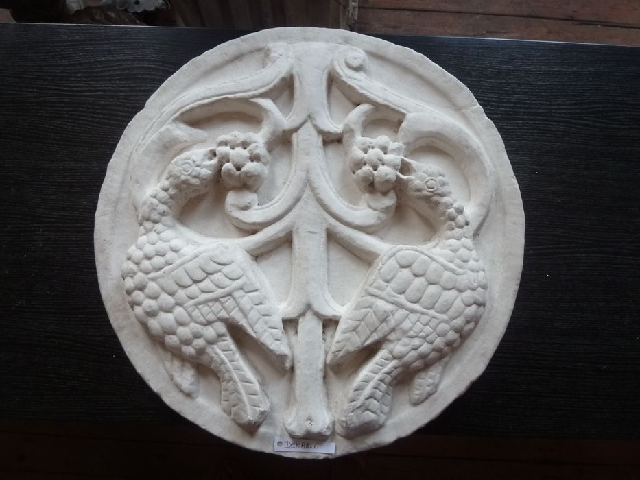 bas-relief : Animaux fantastiques - © Ministère de la Culture (France), Direction Régionale des Affaires Culturelles de Bourgogne-Franche-Comté – Tous droits réservés