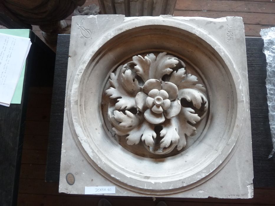 bas-relief : Rosace - © Ministère de la Culture (France), Direction Régionale des Affaires Culturelles de Bourgogne-Franche-Comté – Tous droits réservés