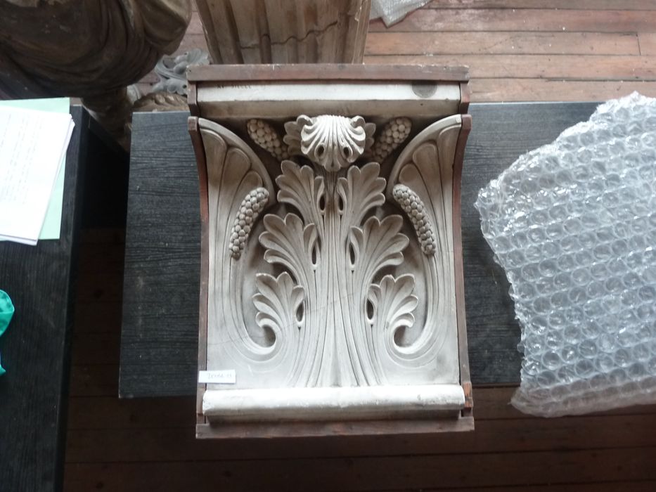 bas-relief : Feuilles d’acanthes - © Ministère de la Culture (France), Direction Régionale des Affaires Culturelles de Bourgogne-Franche-Comté – Tous droits réservés