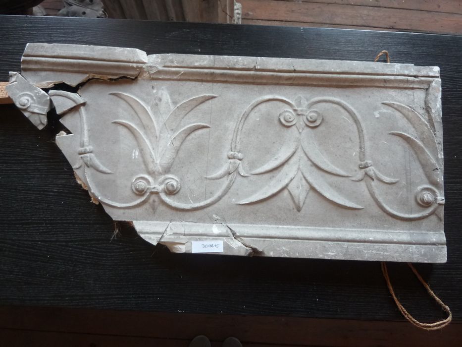 bas-relief : Frise - © Ministère de la Culture (France), Direction Régionale des Affaires Culturelles de Bourgogne-Franche-Comté – Tous droits réservés