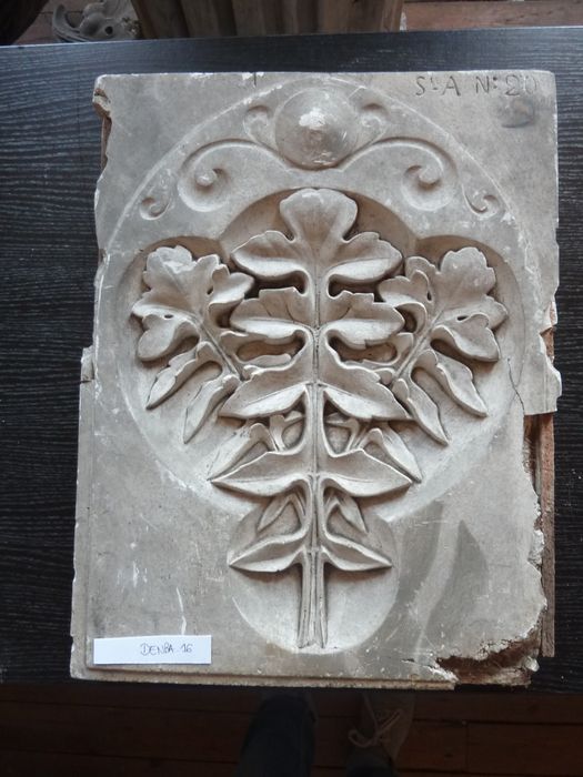 bas-relief : Feuille - © Ministère de la Culture (France), Direction Régionale des Affaires Culturelles de Bourgogne-Franche-Comté – Tous droits réservés
