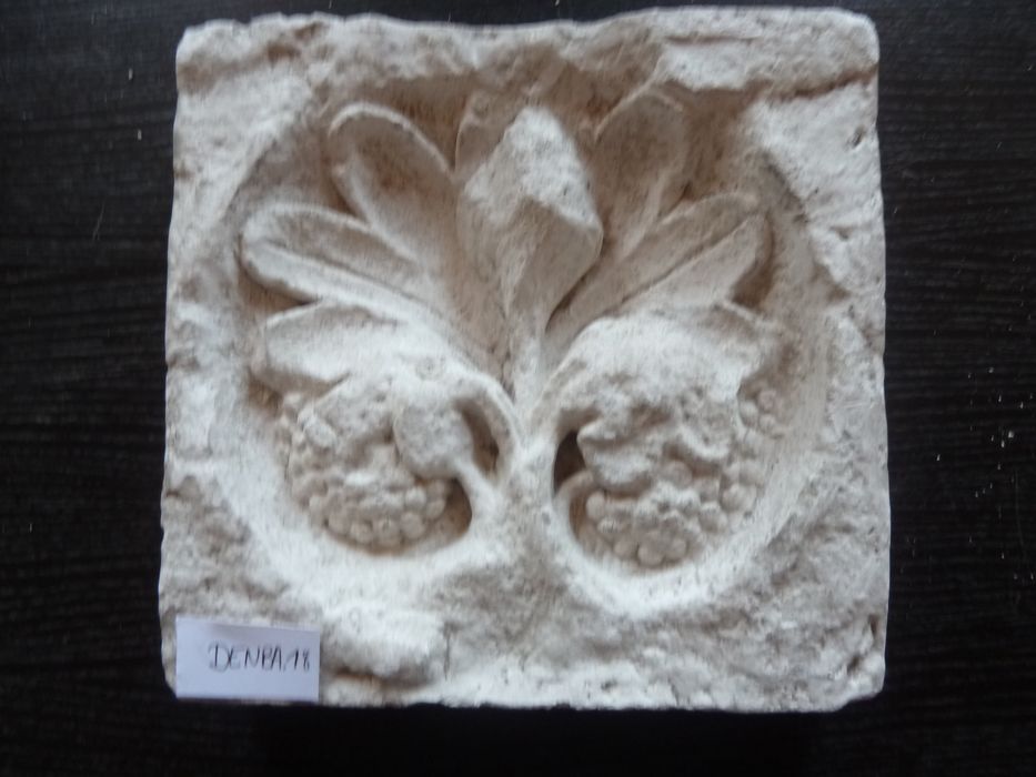 bas-relief : Feuille - © Ministère de la Culture (France), Direction Régionale des Affaires Culturelles de Bourgogne-Franche-Comté – Tous droits réservés