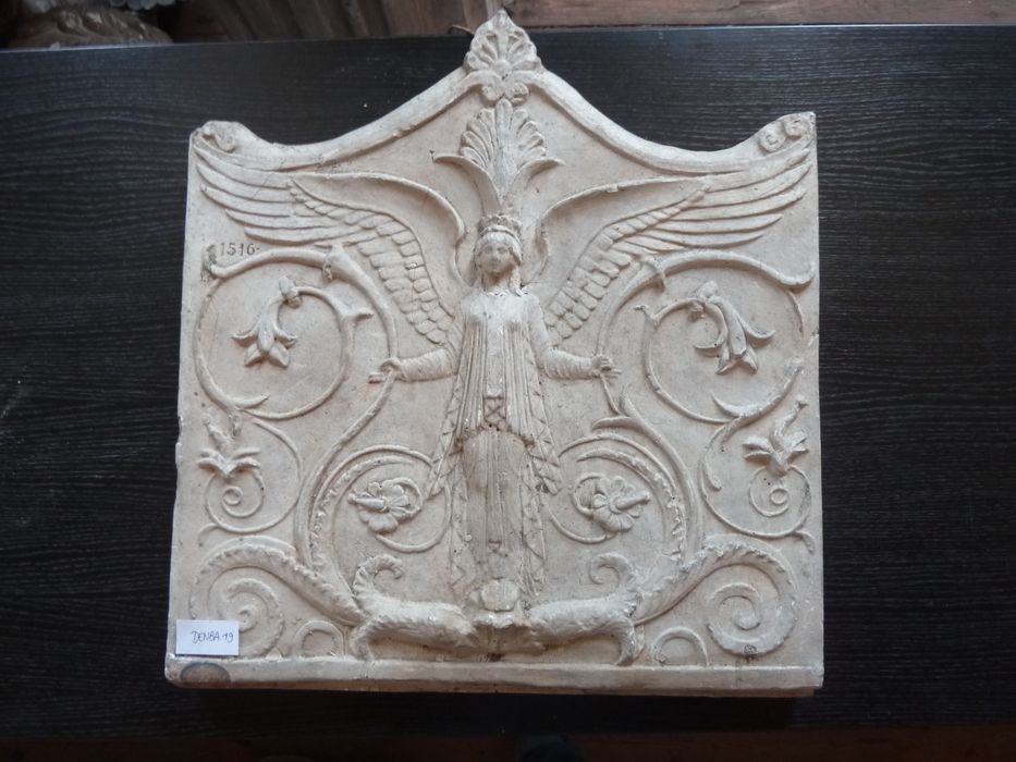bas-relief : Plaque Campana, victoire ailée - © Ministère de la Culture (France), Direction Régionale des Affaires Culturelles de Bourgogne-Franche-Comté – Tous droits réservés