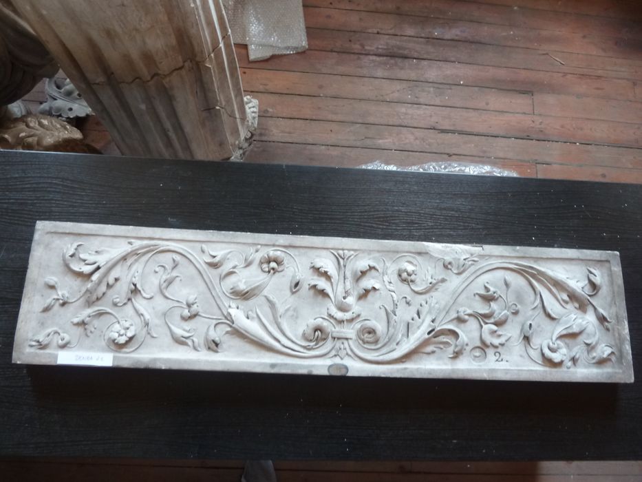 bas-relief : Panneau ornemental - © Ministère de la Culture (France), Direction Régionale des Affaires Culturelles de Bourgogne-Franche-Comté – Tous droits réservés