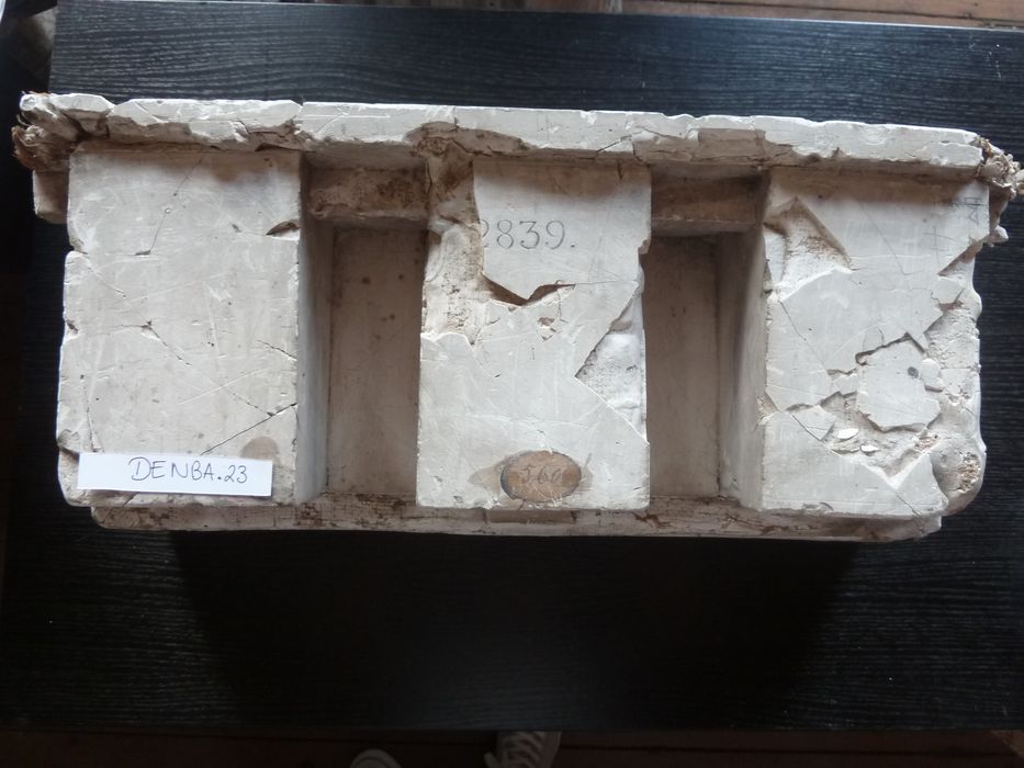 élément d'architecture : Denticules - © Ministère de la Culture (France), Direction Régionale des Affaires Culturelles de Bourgogne-Franche-Comté – Tous droits réservés