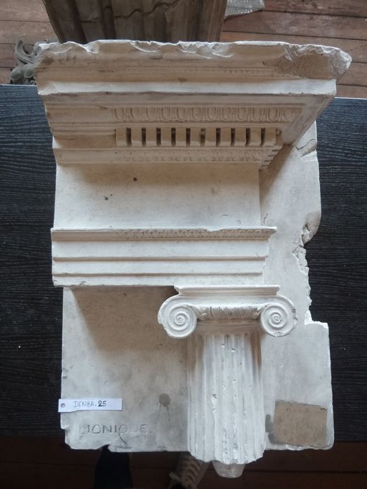 bas-relief : Ordre ionique - © Ministère de la Culture (France), Direction Régionale des Affaires Culturelles de Bourgogne-Franche-Comté – Tous droits réservés