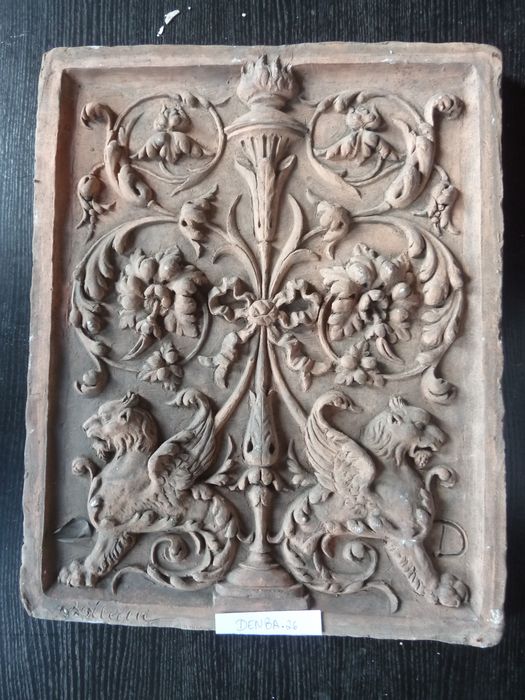 bas-relief : Panneau d’ornementation - © Ministère de la Culture (France), Direction Régionale des Affaires Culturelles de Bourgogne-Franche-Comté – Tous droits réservés