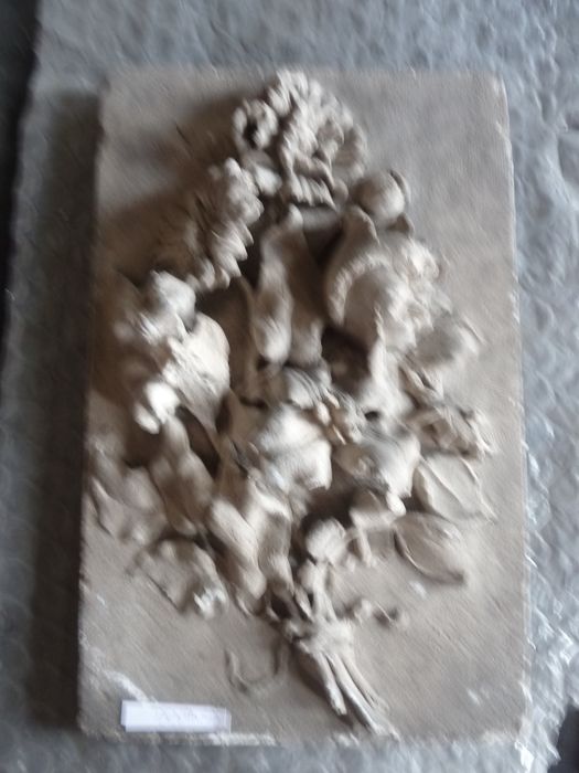 bas-relief : Fleurs - © Ministère de la Culture (France), Direction Régionale des Affaires Culturelles de Bourgogne-Franche-Comté – Tous droits réservés