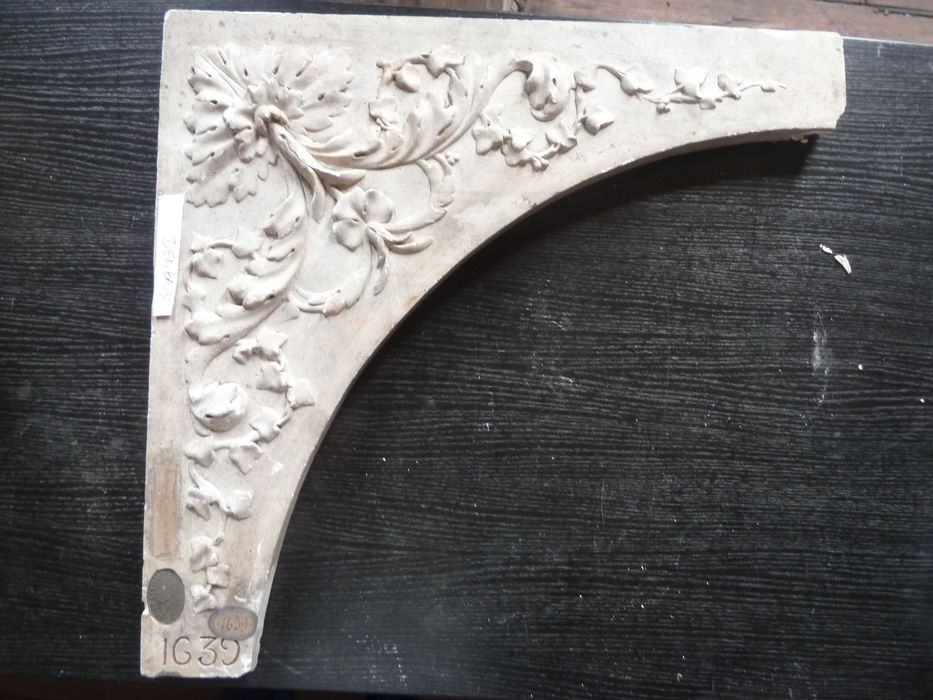 bas-relief : Ornementation - © Ministère de la Culture (France), Direction Régionale des Affaires Culturelles de Bourgogne-Franche-Comté – Tous droits réservés