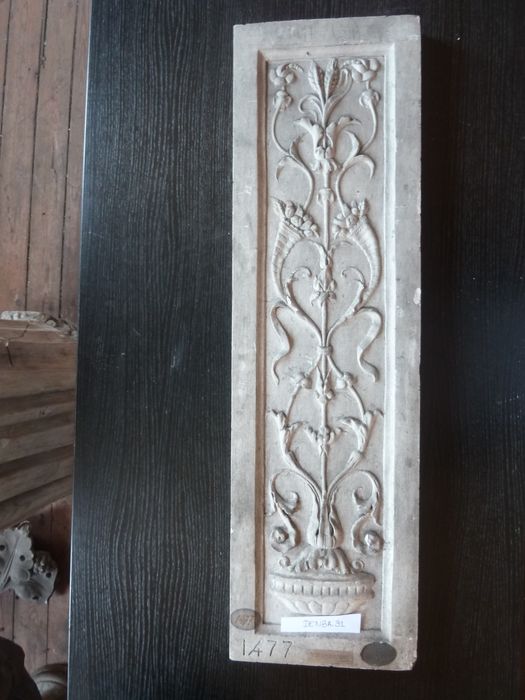 bas-relief : Panneau ornemental - © Ministère de la Culture (France), Direction Régionale des Affaires Culturelles de Bourgogne-Franche-Comté – Tous droits réservés