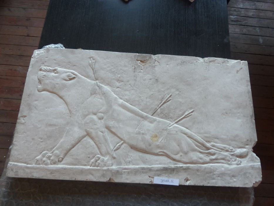 bas-relief : Lionne blessée par des flèches - © Ministère de la Culture (France), Direction Régionale des Affaires Culturelles de Bourgogne-Franche-Comté – Tous droits réservés