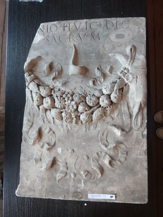 bas-relief : Autel romain - © Ministère de la Culture (France), Direction Régionale des Affaires Culturelles de Bourgogne-Franche-Comté – Tous droits réservés