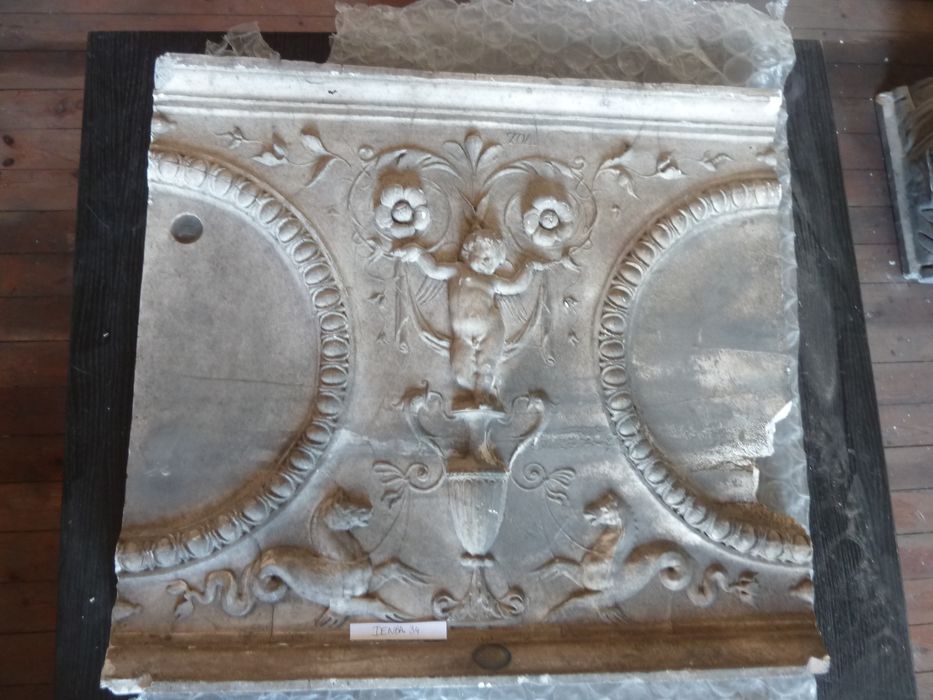 bas-relief : Enfant avec rinceaux - © Ministère de la Culture (France), Direction Régionale des Affaires Culturelles de Bourgogne-Franche-Comté – Tous droits réservés