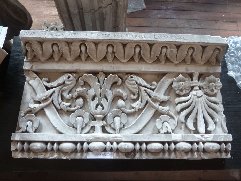 élément d'architecture : Architrave - © Ministère de la Culture (France), Direction Régionale des Affaires Culturelles de Bourgogne-Franche-Comté – Tous droits réservés