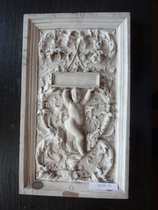 bas-relief : Panneau ornemental - © Ministère de la Culture (France), Direction Régionale des Affaires Culturelles de Bourgogne-Franche-Comté – Tous droits réservés