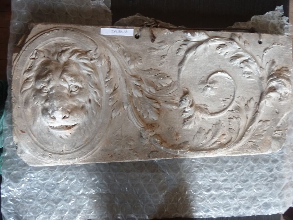 bas-relief : Panneau ornemental - © Ministère de la Culture (France), Direction Régionale des Affaires Culturelles de Bourgogne-Franche-Comté – Tous droits réservés