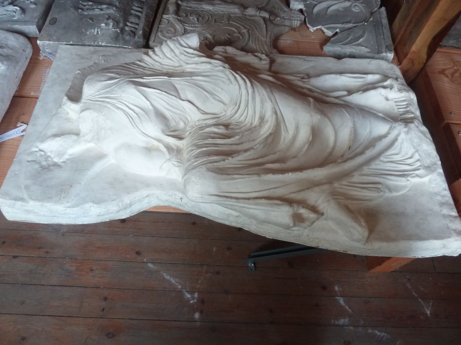 bas-relief : Niké attachant sa sandale - © Ministère de la Culture (France), Direction Régionale des Affaires Culturelles de Bourgogne-Franche-Comté – Tous droits réservés