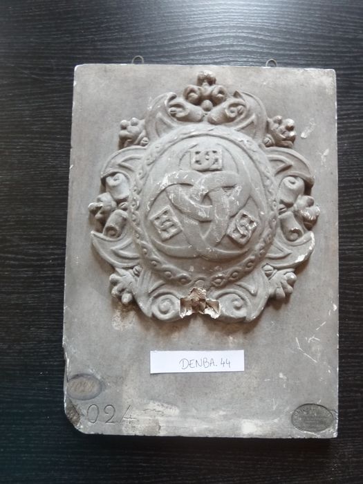 bas-relief : Blason d’Henri II et Diane de Poitiers - © Ministère de la Culture (France), Direction Régionale des Affaires Culturelles de Bourgogne-Franche-Comté – Tous droits réservés