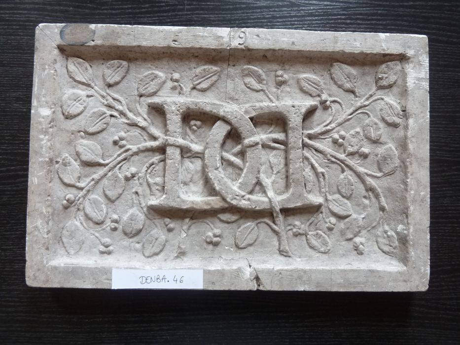 bas-relief : Monogramme de Diane de Poitiers - © Ministère de la Culture (France), Direction Régionale des Affaires Culturelles de Bourgogne-Franche-Comté – Tous droits réservés