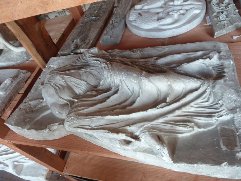 bas-relief : Niké attachant sa sandale - © Ministère de la Culture (France), Direction Régionale des Affaires Culturelles de Bourgogne-Franche-Comté – Tous droits réservés