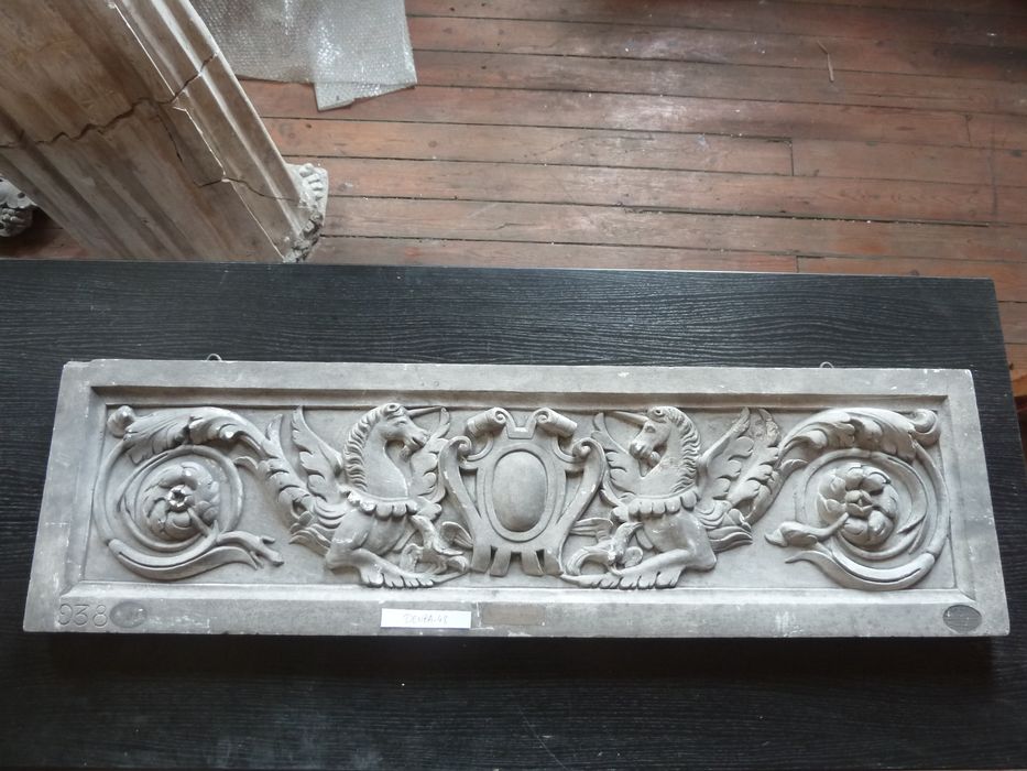 bas-relief : Panneau ornemental - © Ministère de la Culture (France), Direction Régionale des Affaires Culturelles de Bourgogne-Franche-Comté – Tous droits réservés