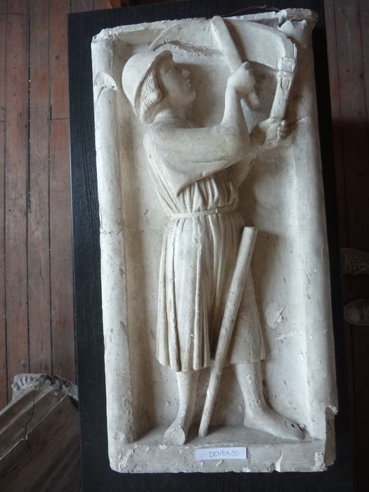 bas-relief : Travaux des mois - © Ministère de la Culture (France), Direction Régionale des Affaires Culturelles de Bourgogne-Franche-Comté – Tous droits réservés