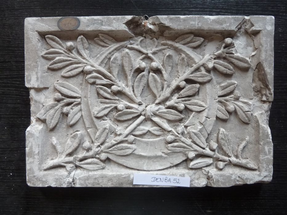 bas-relief : Monogramme de Diane de Poitiers - © Ministère de la Culture (France), Direction Régionale des Affaires Culturelles de Bourgogne-Franche-Comté – Tous droits réservés