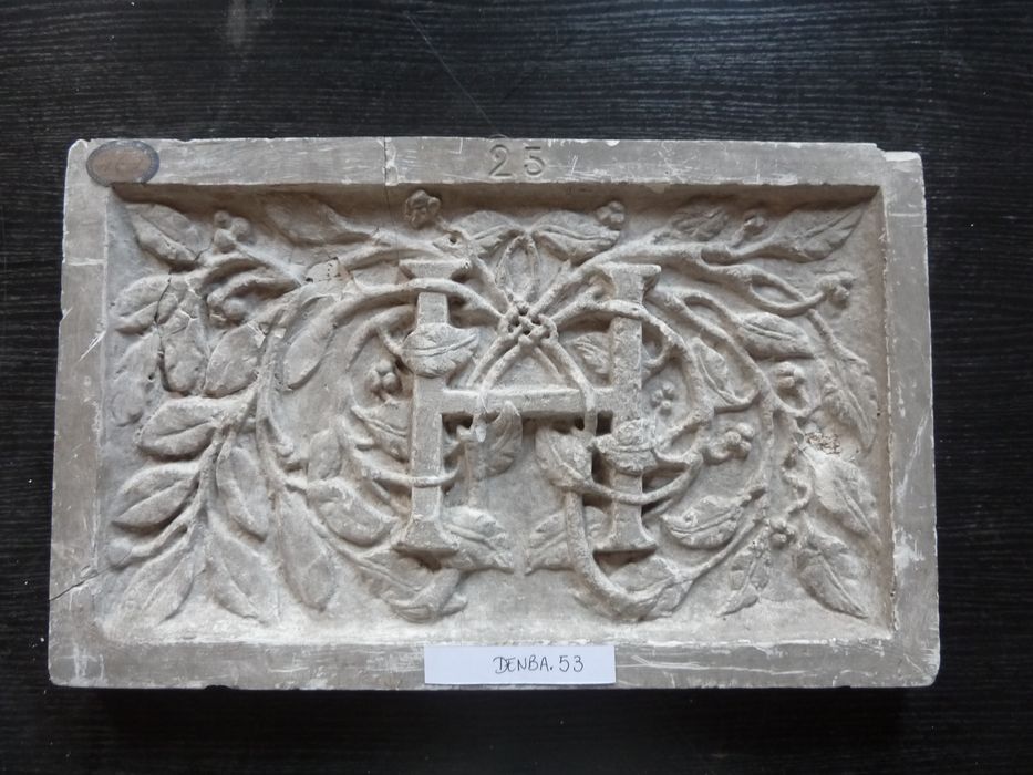 bas-relief : Monogramme d’Henri II - © Ministère de la Culture (France), Direction Régionale des Affaires Culturelles de Bourgogne-Franche-Comté – Tous droits réservés