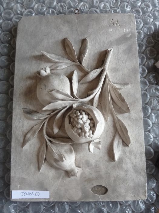 bas-relief : Grenades - © Ministère de la Culture (France), Direction Régionale des Affaires Culturelles de Bourgogne-Franche-Comté – Tous droits réservés