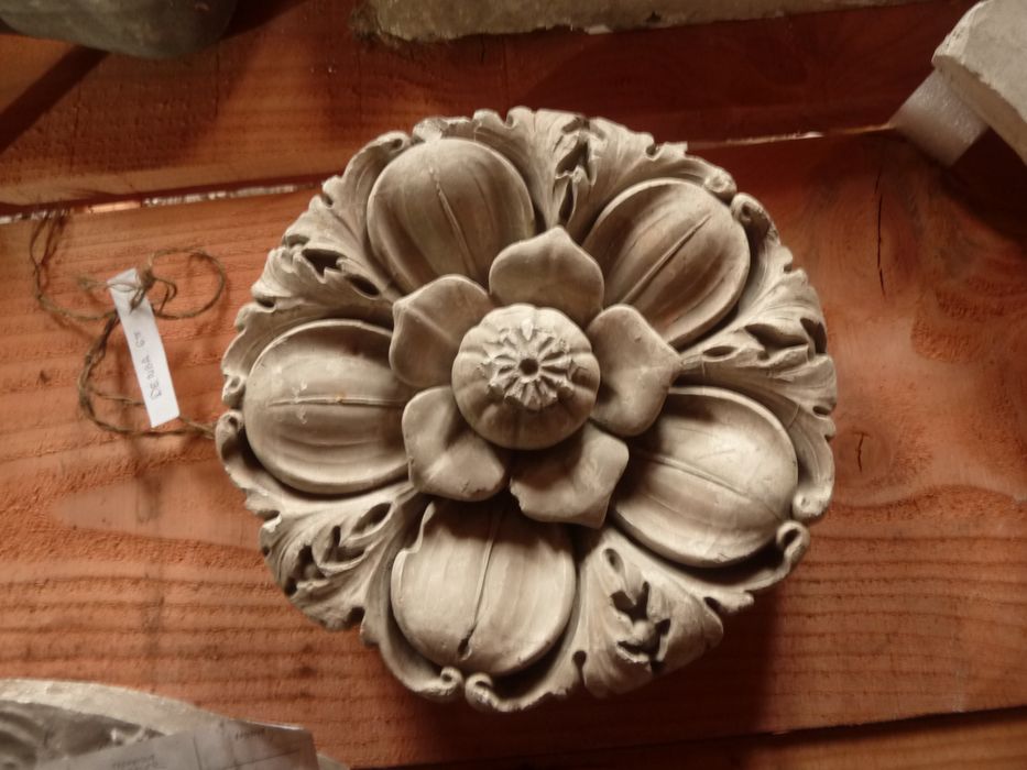 bas-relief : Rosace - © Ministère de la Culture (France), Direction Régionale des Affaires Culturelles de Bourgogne-Franche-Comté – Tous droits réservés