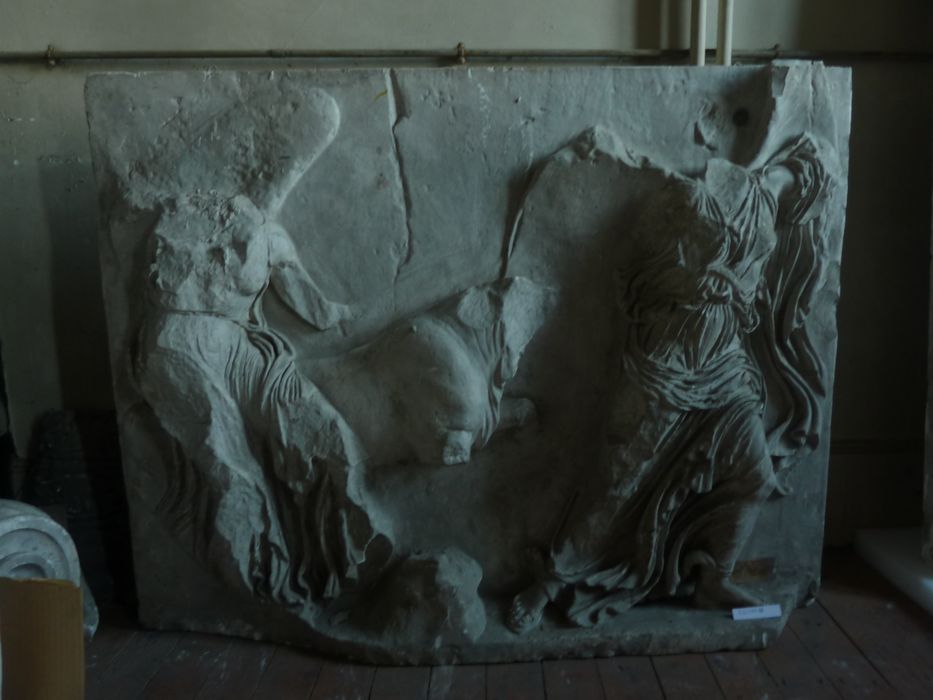 bas-relief : Parapet sculpté - © Ministère de la Culture (France), Direction Régionale des Affaires Culturelles de Bourgogne-Franche-Comté – Tous droits réservés