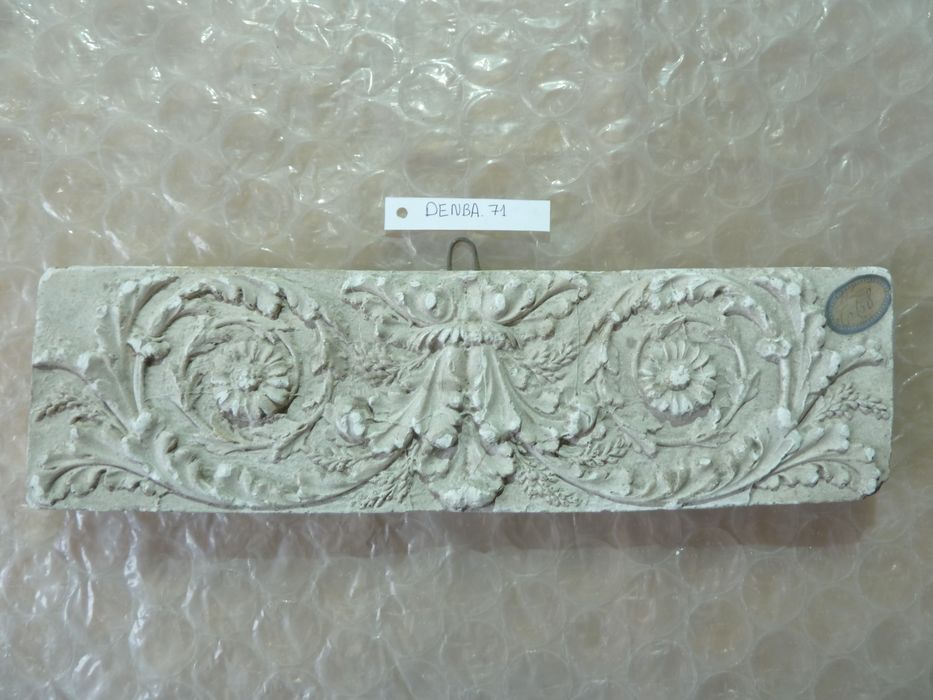 bas-relief : Panneau ornemental - © Ministère de la Culture (France), Direction Régionale des Affaires Culturelles de Bourgogne-Franche-Comté – Tous droits réservés