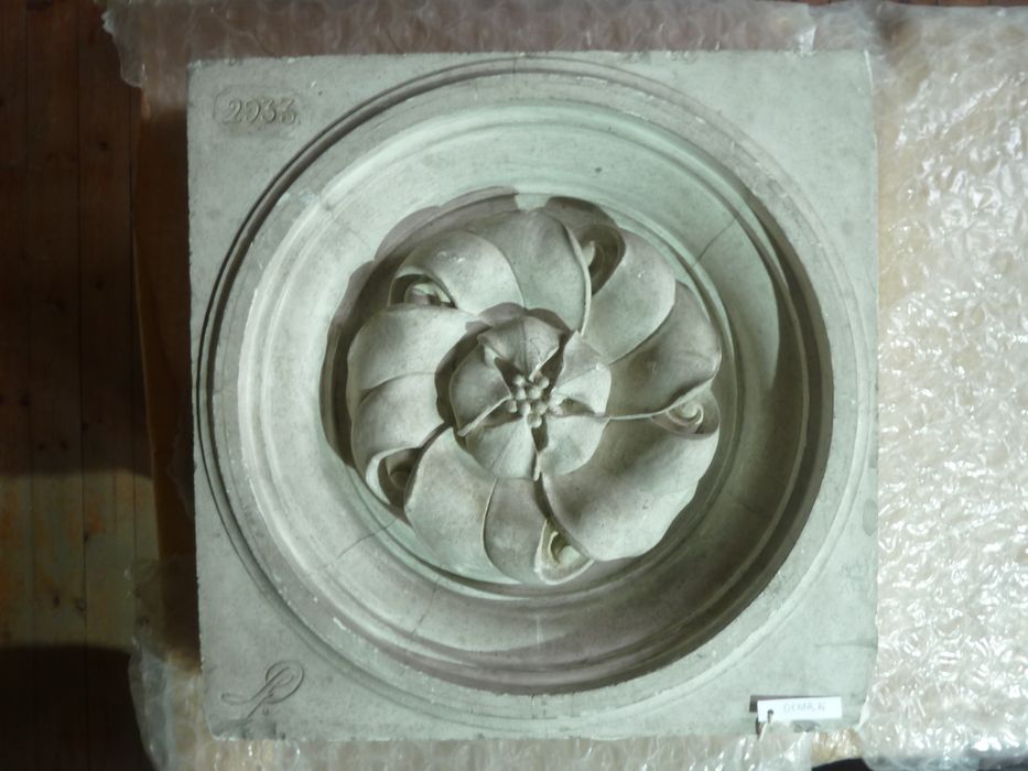 bas-relief : Rosace - © Ministère de la Culture (France), Direction Régionale des Affaires Culturelles de Bourgogne-Franche-Comté – Tous droits réservés