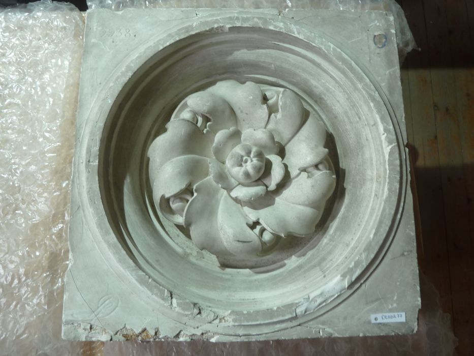 bas-relief : Rosace - © Ministère de la Culture (France), Direction Régionale des Affaires Culturelles de Bourgogne-Franche-Comté – Tous droits réservés