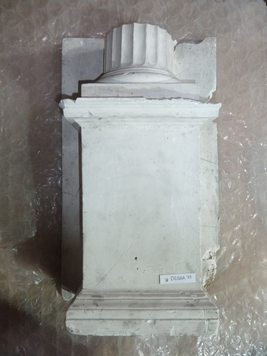 bas-relief : Base de colonne - © Ministère de la Culture (France), Direction Régionale des Affaires Culturelles de Bourgogne-Franche-Comté – Tous droits réservés