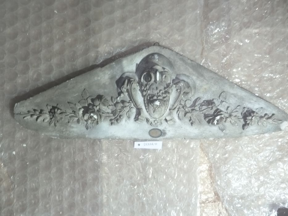 bas-relief : Ornementation - © Ministère de la Culture (France), Direction Régionale des Affaires Culturelles de Bourgogne-Franche-Comté – Tous droits réservés
