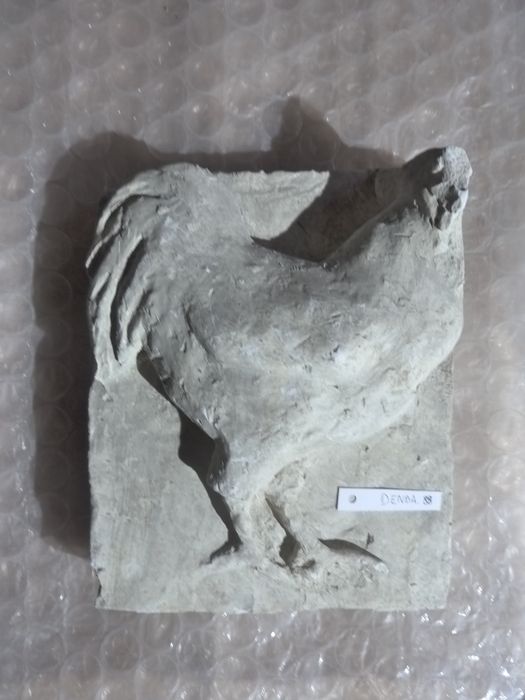 bas-relief : Coq - © Ministère de la Culture (France), Direction Régionale des Affaires Culturelles de Bourgogne-Franche-Comté – Tous droits réservés